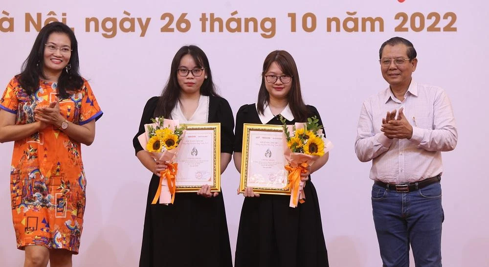 Tác giả Lê Thị Hoa – Lương Thị Hạnh, báo Lao động với loạt bài 5 kỳ 'Chuyện chưa kể đằng sau cánh cổng nhà máy' nhận giải nhất cuộc thi.