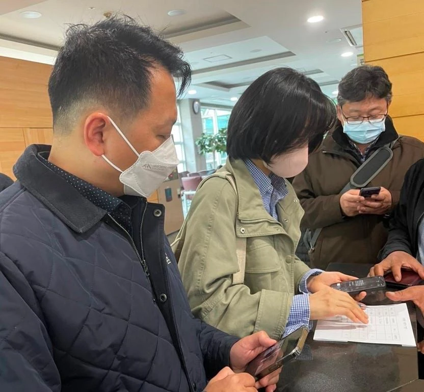 Đại diện Đại sứ quán Việt Nam tại Hàn Quốc làm việc với cảnh sát và các cơ quan chức năng sở tại. Ảnh: BNG