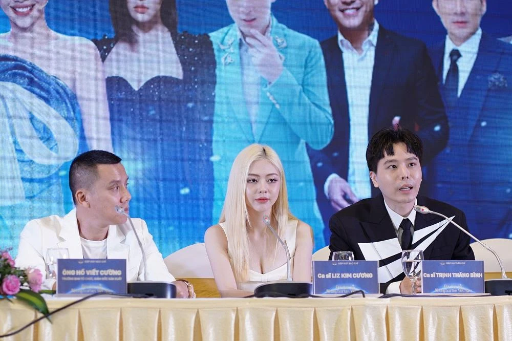 Ca sĩ Trịnh Thăng Bình và Liz Kim Cương trả lời câu hỏi của báo chí.