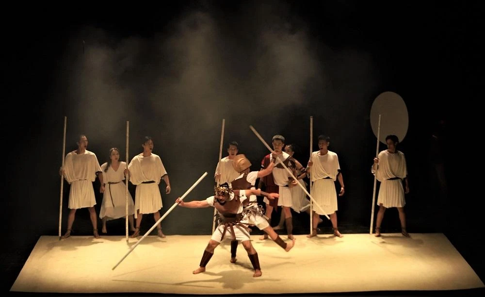 Sau lễ khai mạc tại Nhà hát Tuổi trẻ, Hà Nội, vở diễn Antigone của Sân khấu LUCTEAM. Ảnh: QUANG TẤN Sau lễ khai mạc tại Nhà hát Tuổi trẻ, Hà Nội, vở diễn Antigone của Sân khấu LUCTEAM. Ảnh: QUANG TẤN