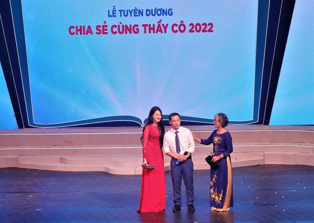 Thầy giáo Mua Mí Lầu không kìm được nước mắt khi nhắc đến những thầy cô đã giúp đỡ mình. Ảnh: VT