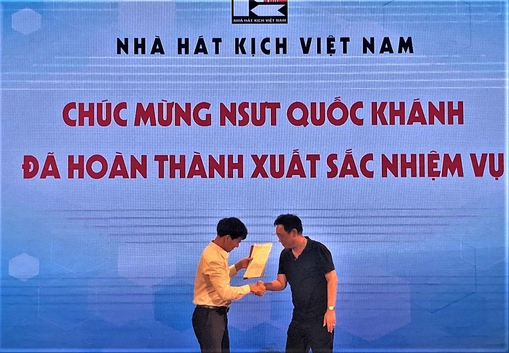 Giám đốc Nhà hát Kịch Việt Nam, nghệ sĩ Nguyễn Xuân Bắc trao quyết định cho NSƯT Quốc Khánh.