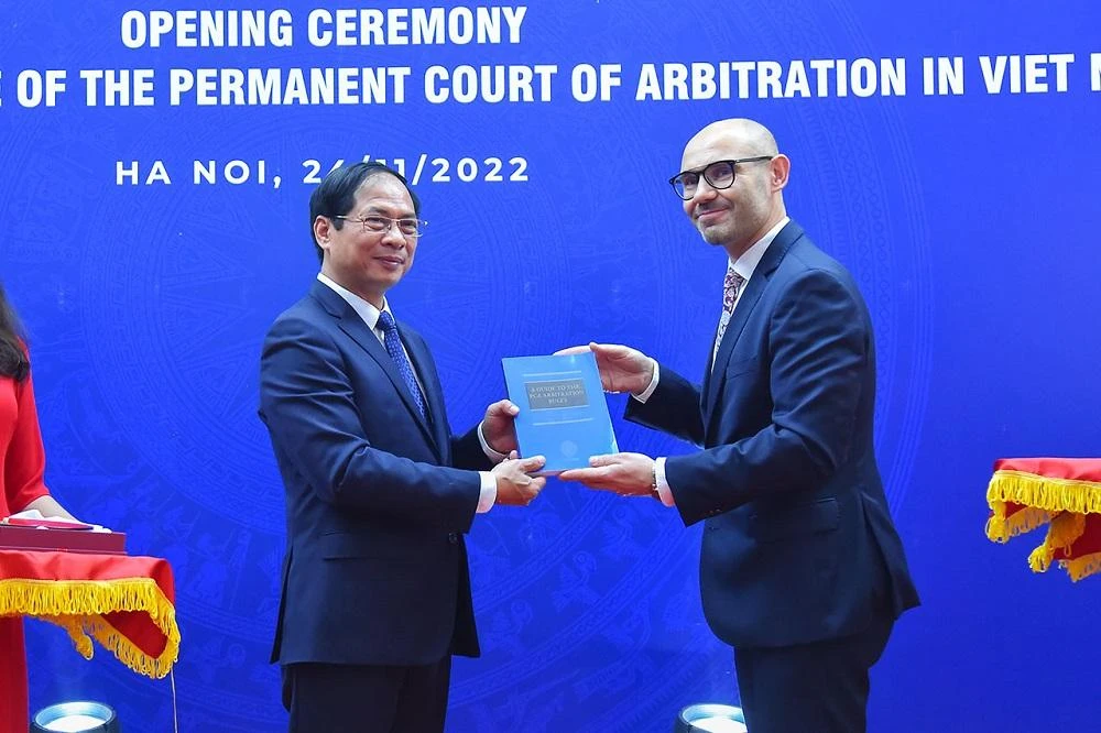 Bộ trưởng Ngoại giao Bùi Thanh Sơn cùng Tổng Thư ký Tòa trọng tài thường trực (PCA) Marcin Czepelak. Ảnh: BNG