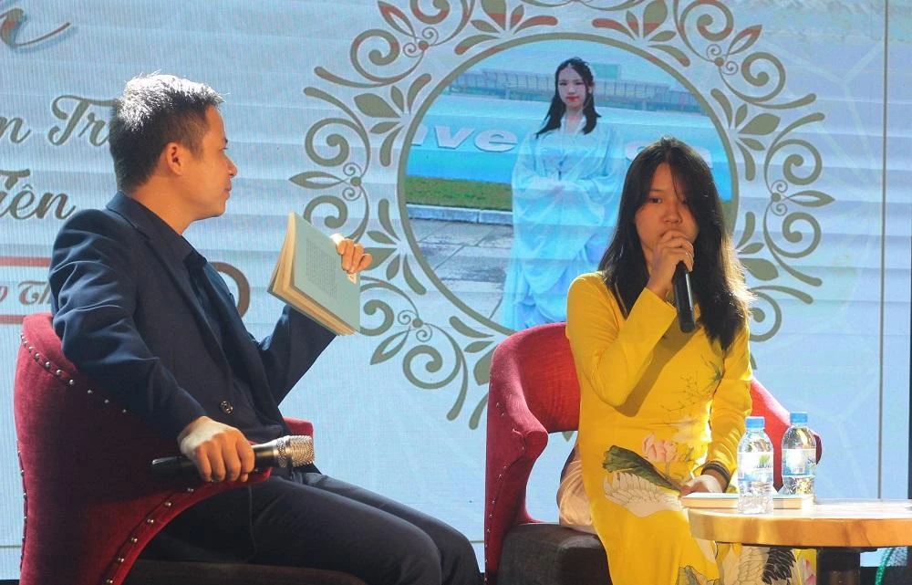 Nhà phê bình Nguyễn Thanh Tâm và tác giả Nguyệt Thượng Thanh Phong. Ảnh: VT Nhà phê bình Nguyễn Thanh Tâm và tác giả Nguyệt Thượng Thanh Phong. Ảnh: VT