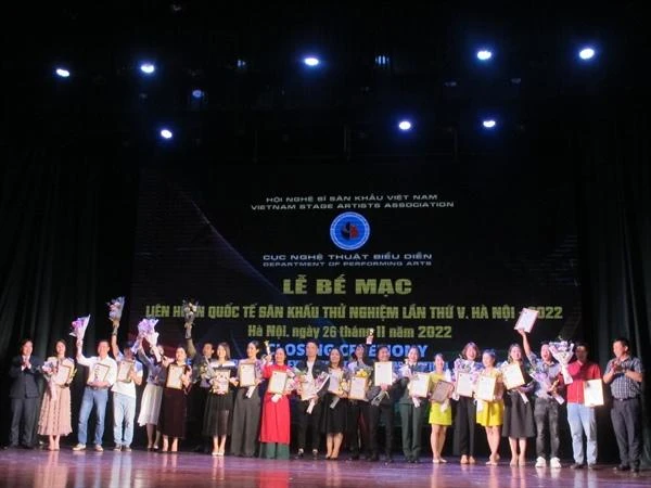 Các nghệ sĩ xuất sắc nhất nhận giải thưởng. Ảnh: THÚY HIỀN