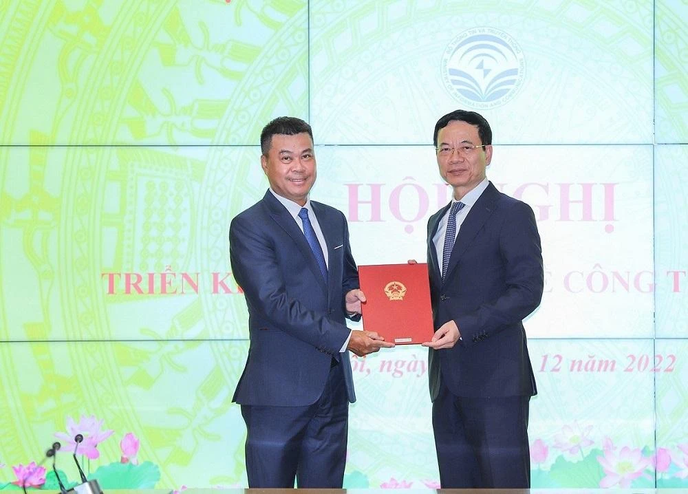 Ông Nguyễn Văn Bá nhận quyết định điều động làm Tổng biên tập báo VietNamNet từ Bộ trưởng Bộ TT&amp;TT Nguyễn Mạnh Hùng. Ảnh: LÊ ANH DŨNG
