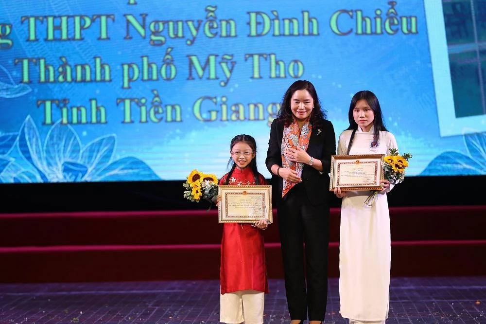 Thứ trưởng Bộ VH-TT&amp;DL Trịnh Thị Thủy trao giải cho hai thí sinh đạt giải Đại sứ Văn hóa đọc tiêu biểu. Ảnh: NAM NGUYỄN.