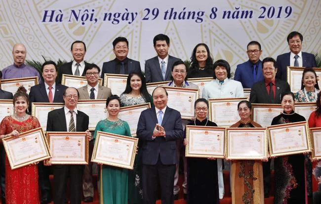 Các nghệ sĩ nhận danh hiệu năm 2019. Ảnh: TTXVN