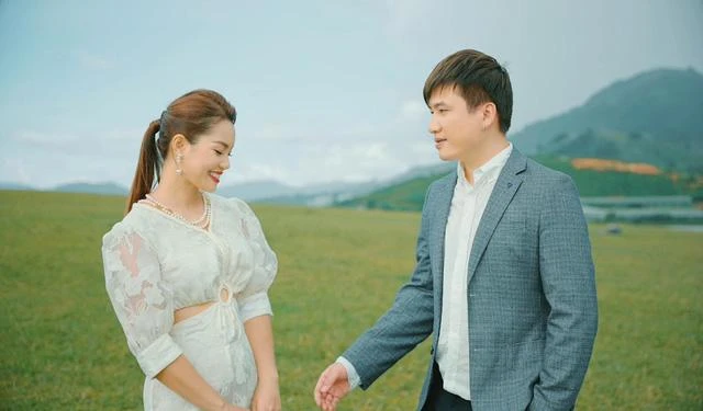 Vợ chồng ca sĩ ca sĩ Nguyễn Ngọc Anh - Tô Minh Đức trong album.