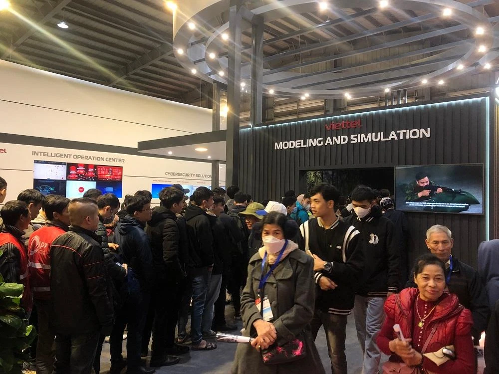 Rất đông người dân xếp hàng để được trải nghiệm với vũ khí. Ảnh: VIẾT THỊNH trien-lam-quoc-phong-quoc-te-2022