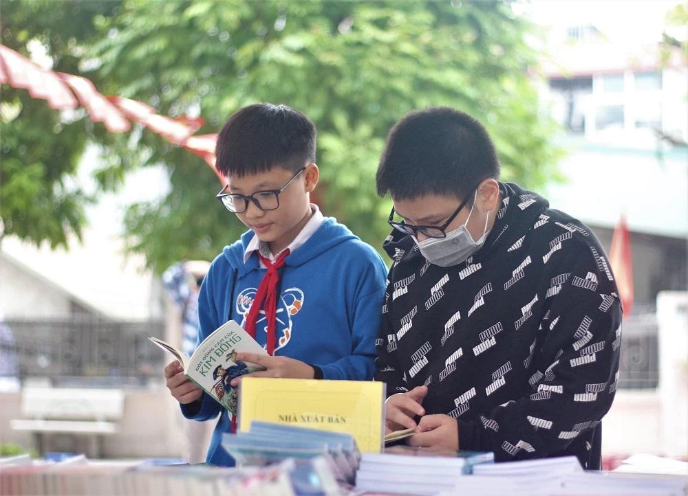 Học sinh trường THCS Tứ Liên (Q. Tây Hồ, Hà Nội) đọc các sách trong bộ ấn phẩm. Ảnh: VT