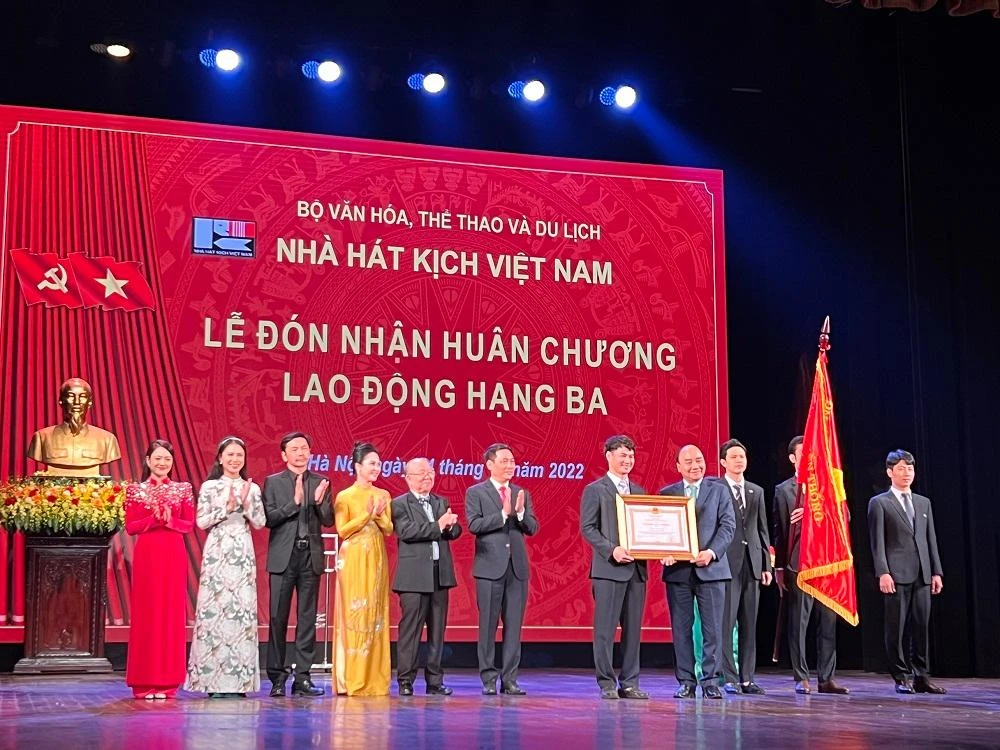 Chủ tịch nước Nguyễn Xuân Phúc đã trao tặng Huân chương Lao động hạng Ba cho Nhà hát Kịch Việt Nam và Huân chương Lao động hạng Ba cho NSƯT Xuân Bắc, Giám đốc Nhà hát Kịch Việt Nam. Ảnh: VT