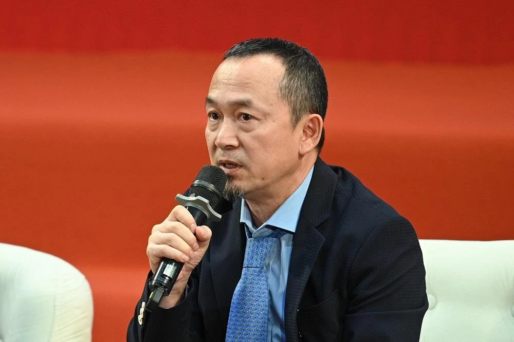 Nhạc sĩ Quốc Trung: “Hiện nay chúng ta vẫn có những hội đồng thẩm định duyệt trước khi chương trình công diễn. Việc kiểm duyệt các ca khúc cách mạng tuổi đời 60 năm, do nghệ sĩ nhân dân 80 tuổi biểu diễn là điều thừa thãi, gây khó khăn cho các doanh nghiệp về lĩnh vực nghệ thuật biểu diễn, làm giảm sức sáng tạo của người nghệ sĩ. Chính vì vậy khi xây dựng chiến lược phát triển văn hoá rất cần cân nhắc và thay đổi". Nhạc sĩ Quốc Trung: “Hiện nay chúng ta vẫn có những hội đồng thẩm định duyệt trước khi chương trình công diễn. Việc kiểm duyệt các ca khúc cách mạng tuổi đời 60 năm, do nghệ sĩ nhân dân 80 tuổi biểu diễn là điều thừa thãi, gây khó khăn cho các doanh nghiệp về lĩnh vực nghệ thuật biểu diễn, làm giảm sức sáng tạo của người nghệ sĩ. Chính vì vậy khi xây dựng chiến lược phát triển văn hoá rất cần cân nhắc và thay đổi".