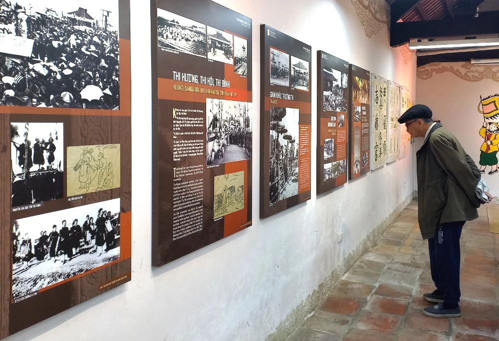 Trưng bày giới thiệu những tấm ảnh màu lần đầu tiên được công bố. Ảnh: VT Trưng bày giới thiệu những tấm ảnh màu lần đầu tiên được công bố. Ảnh: VT