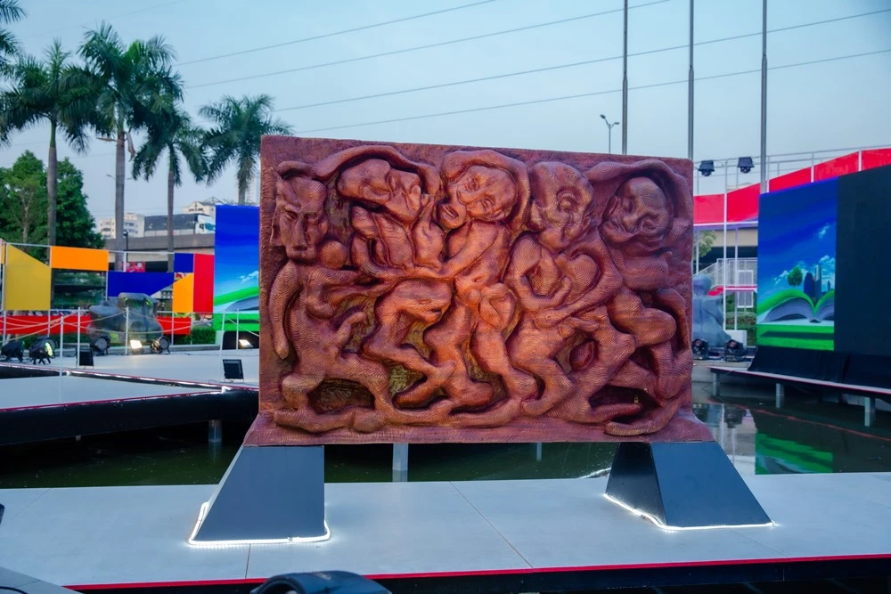 50 tác phẩm từ nhiều chất liệu khác nhau như đá, gỗ, đồng. Ảnh: VT