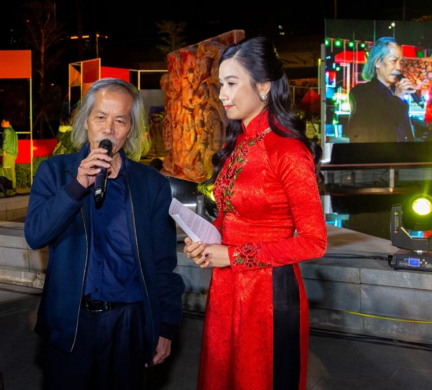 Họa sỹ Lương Xuân Đoàn, Chủ tịch Hội Mỹ thuật Việt Nam đánh giá, họa sỹ Ngô Xuân Bính là người tiên phong mở ra xu hướng nghệ thuật đô thị trong thời đại mới. Ảnh: VT