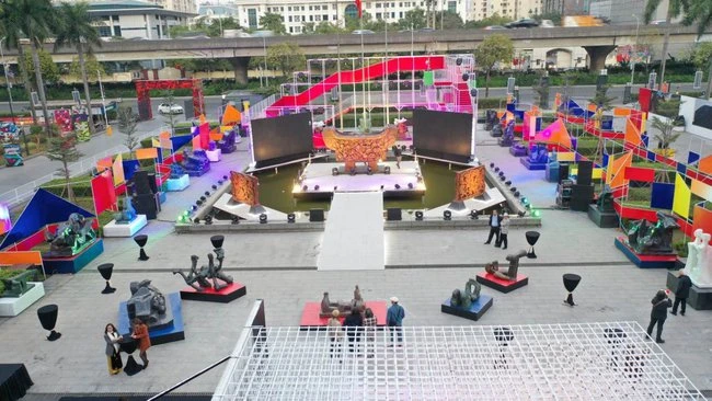 Triển lãm được trưng bày ngoài trời.