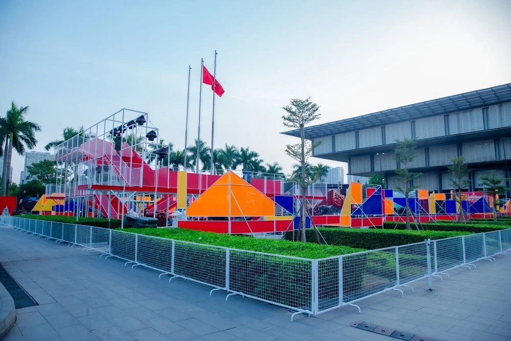 Triển lãm được trưng bày tại không gian sân vườn của Bảo tàng Hà Nội.