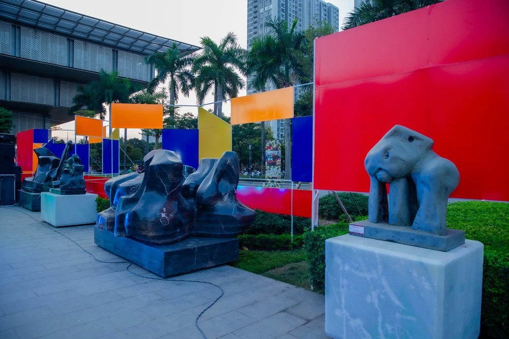 Các tác phẩm được làm từ nhiều chất liệu khác nhau như đá tự nhiên, gỗ, đồng với đa dạng kích cỡ về màu sắc.