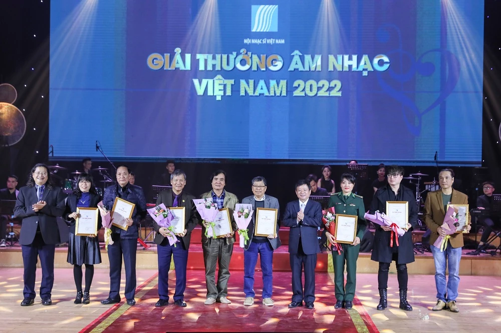 Ban tổ chức trao giải thưởng cho các tác giả đoạt giải A. Ảnh: QUANG VINH