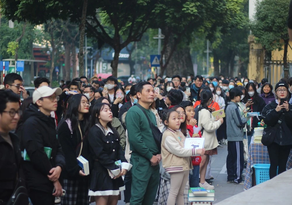Trong số độc giả, có rất nhiều fan nhỏ tuổi của nhà văn Nguyễn Nhật Ánh. Ảnh: VT