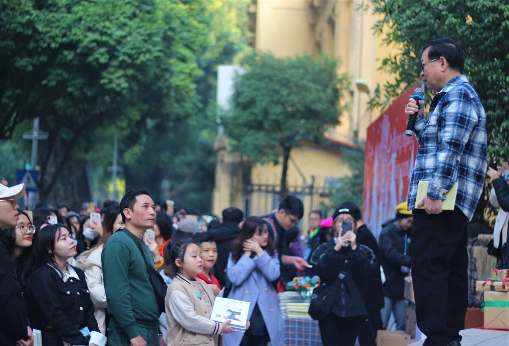 Trước khi bước vào lễ ký tặng sách, nhà văn Nguyễn Nhật Ánh dành ít phút để cảm ơn tình cảm ấm áp của bạn đọc Hà Nội dành cho ông. Ảnh: VT