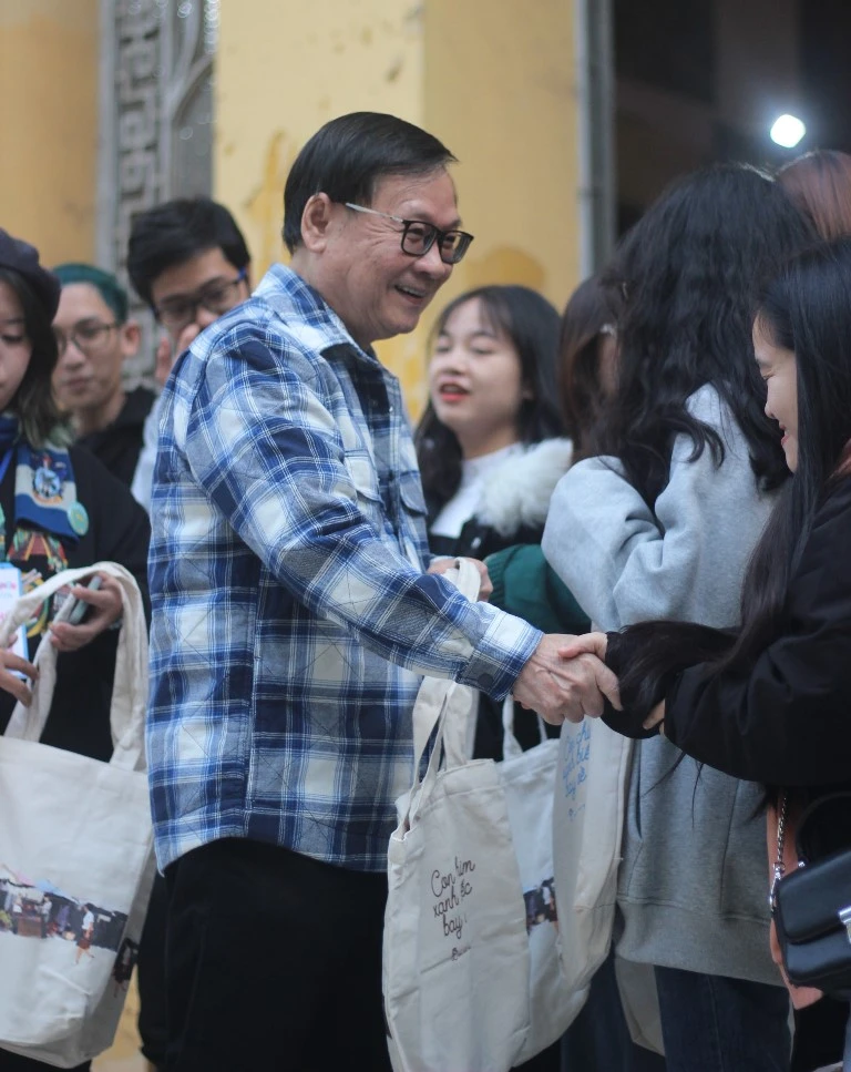 Nhà văn Nguyễn Nhật Ánh tặng quà cho 10 độc giả có mặt sớm nhất. Ảnh: VT