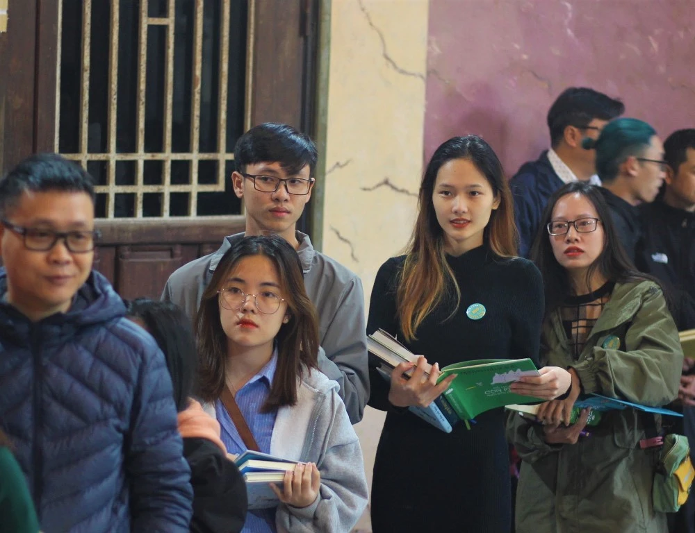 Danh sách những người đến xin chữ ký của nhà văn càng ngày càng nối dài. Ảnh: VT