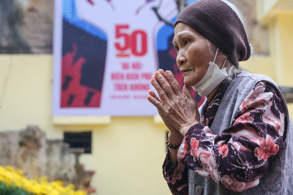 Sau trận bom, bà Chu Thị Hòa mất đi 5 người thân. Ảnh: MINH SƠN Sau trận bom, bà Chu Thị Hòa mất đi 5 người thân. Ảnh: MINH SƠN