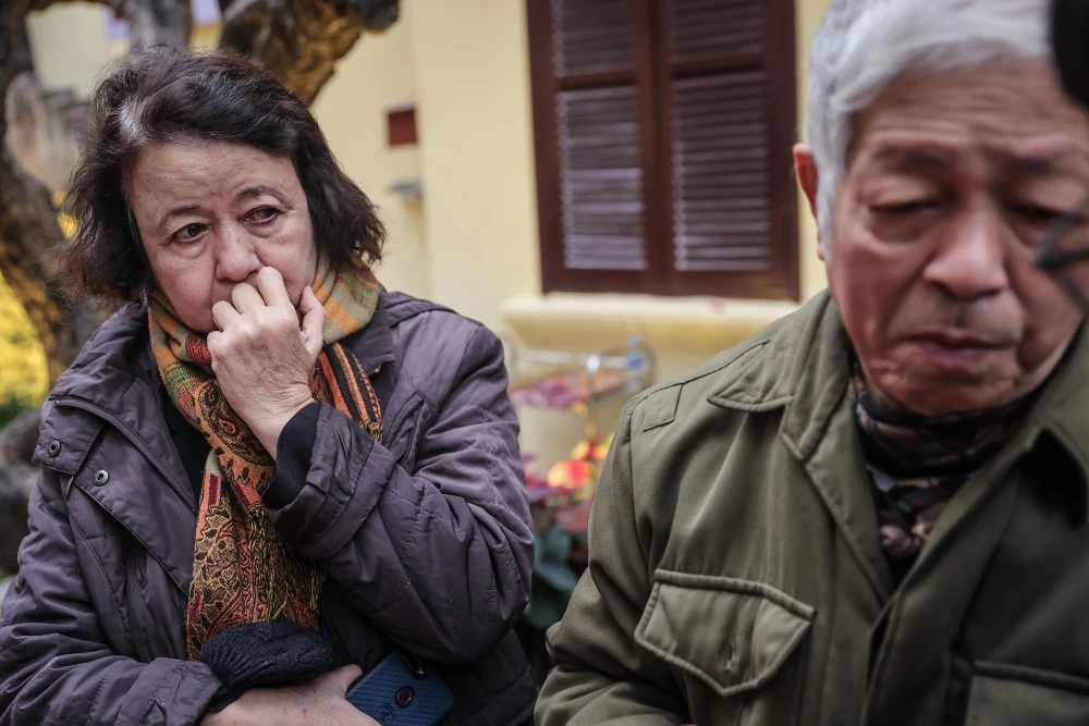 Ông Trần Hậu Tuất có bốn người thân mất trong trận bom kinh hoàng đó. Năm nay, ông cùng vợ đến thắp hương tại đài tưởng niệm. Ảnh: MINH SƠN Ông Trần Hậu Tuất có bốn người thân mất trong trận bom kinh hoàng đó. Năm nay, ông cùng vợ đến thắp hương tại đài tưởng niệm. Ảnh: MINH SƠN