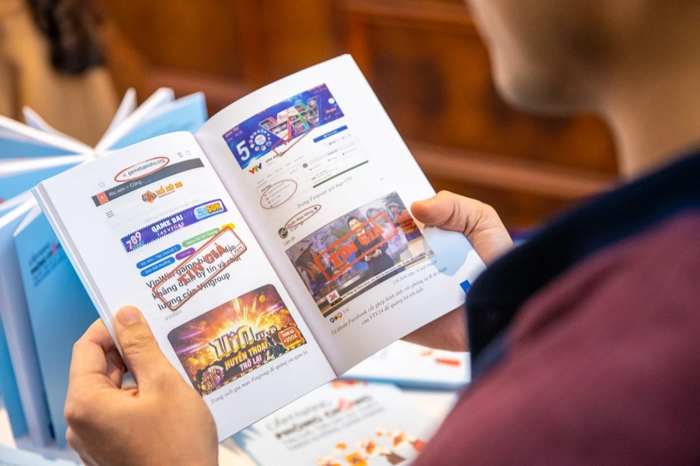 Cẩm nang cung cấp những kỹ năng cơ bản để người sử dụng có thể nhận biết, ứng phó và xử lý có hiệu quả khi gặp một tin giả, tin sai sự thật. Ảnh: MINH SƠN