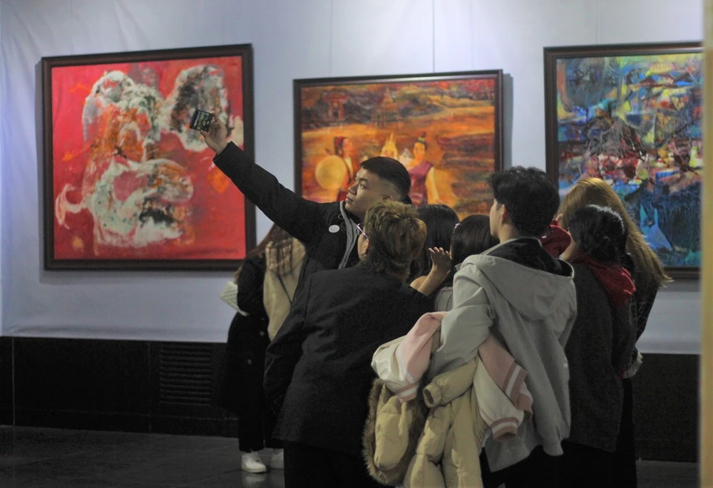 Triển lãm thu hút sự quan tâm của công chúng, đặc biệt là các bạn trẻ. Ảnh: VT