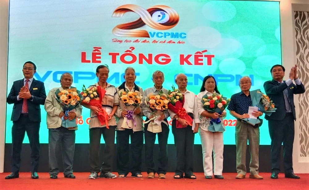 VCPMC tặng quà tri ân các nhạc sĩ. Ảnh: L.CHIẾN