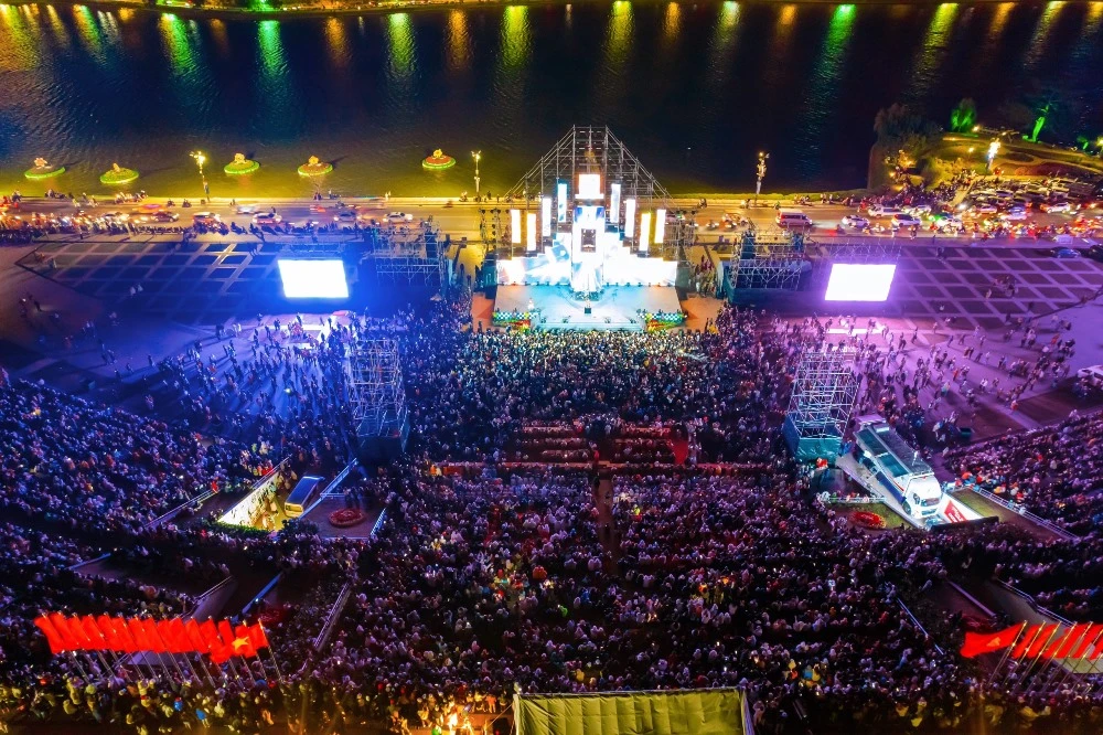 Chương trình do nghệ sĩ Xuân Vượng làm Tổng biên đạo múa và Vạn Nguyễn làm Tổng đạo diễn.