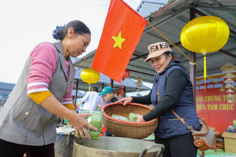 Chương trình được diễn ra vô cùng sôi nổi và hào hứng giữa các đội thi gói và nấu bánh. Ảnh: NAM NGUYỄN