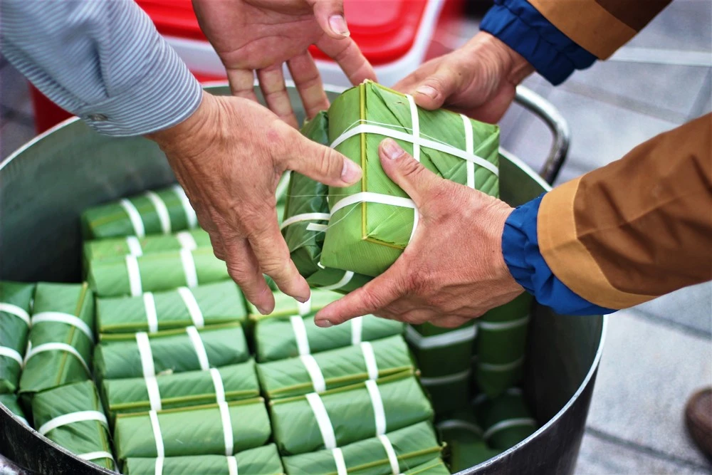 Hoạt động gói bánh hoàn thành trong buổi chiều ngày 7-1. Ảnh: VIẾT THỊNH