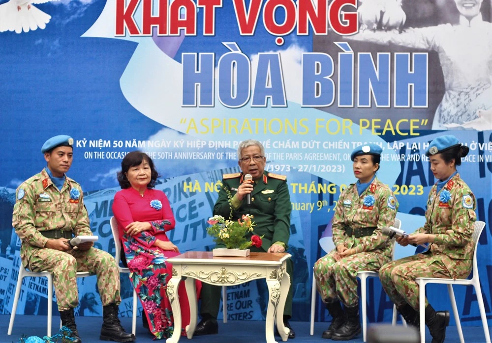 Thượng tướng Nguyễn Chí Vịnh và các đại biểu tại buổi tọa đàm. Ảnh: VT