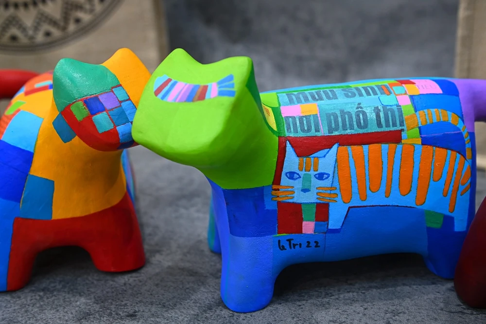 Tác phẩm thành hình trên nền phôi gỗ xà cừ, với lớp báo cũ được bồi dán rồi sau đó phủ màu, vẽ tranh bằng chất liệu acrylic.