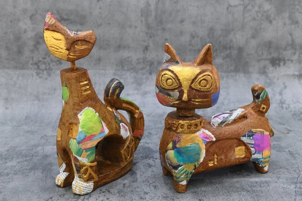 Tại triển lãm lần này, họa sĩ Lê Đình Nguyên đặc biệt mang đến 9 tác phẩm lớn độc bản, gồm: cụm 8 tác phẩm mang tên "Mèo đi chơi Tết" và "Mèo đi học".