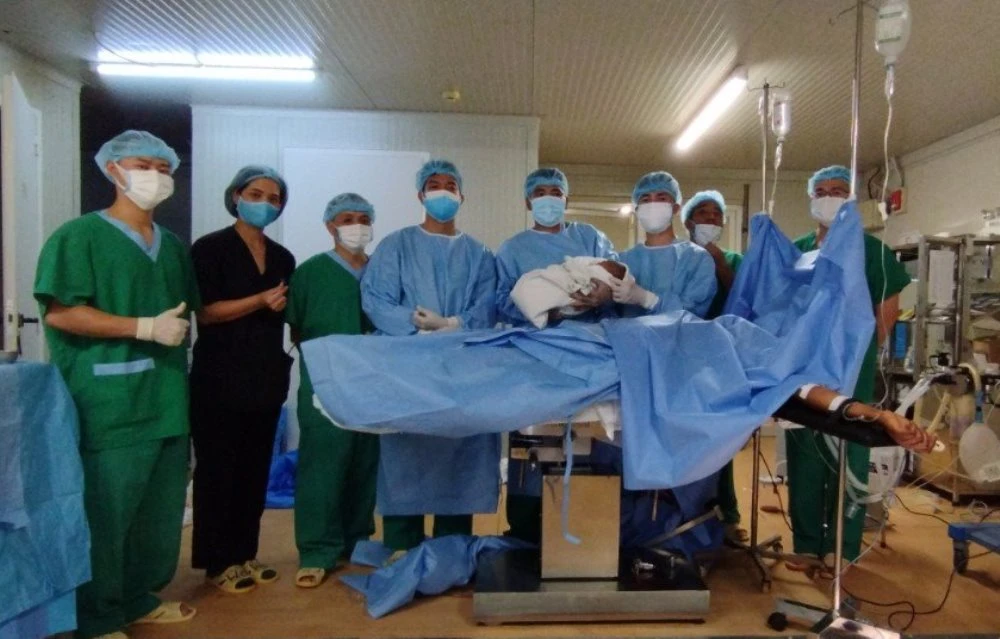 Bé gái đầu tiên của Phái bộ chào đời lúc 19g10, nặng 3,5kg. Ảnh: CGGHB