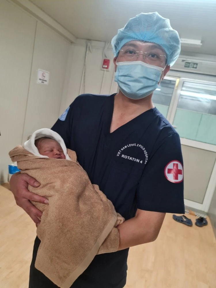 Nhân viên BVDC2.4 đã lấy từng chiếc khăn bông, chăn cá nhân để dành cho cháu bé. Ảnh: CGGHB