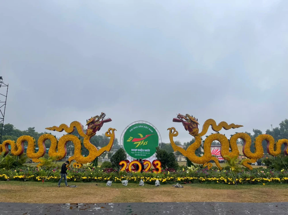 Đôi rồng đối diện sân khấu chính. Ảnh: NQT