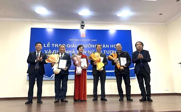 Các tác giả đạt giải nhận giải thưởng. Ảnh: KBH-TB Các tác giả đạt giải nhận giải thưởng. Ảnh: KBH-TB