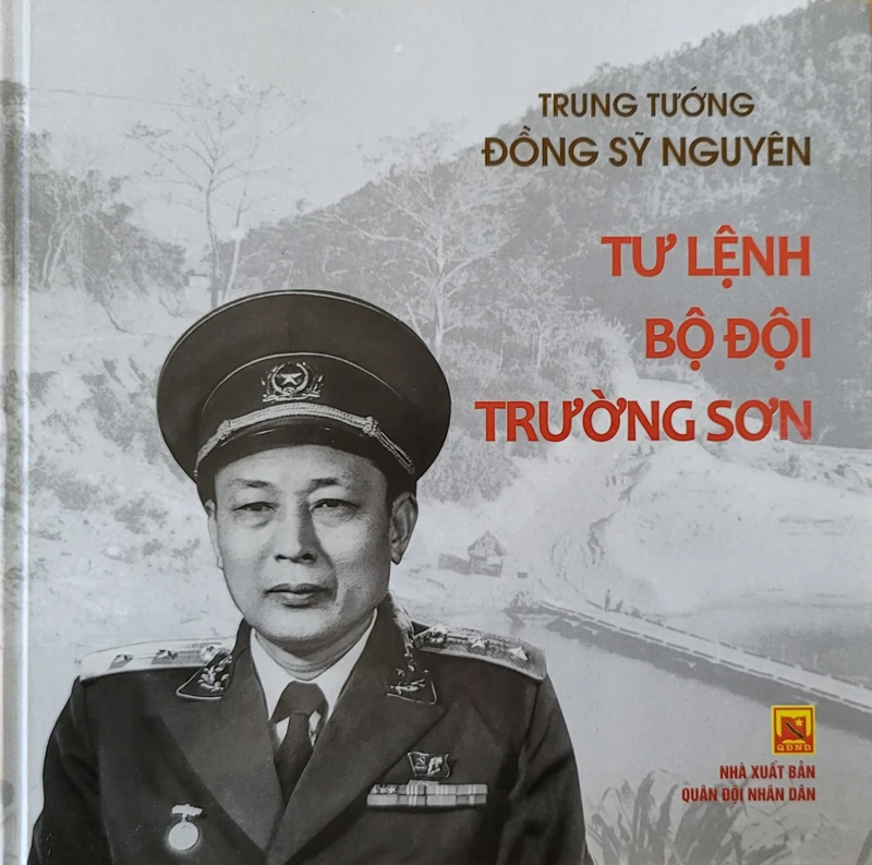 Bìa cuốn sách ảnh: 'Trung tướng Đồng Sỹ Nguyên – Tư lệnh Bộ đội Trường Sơn'.