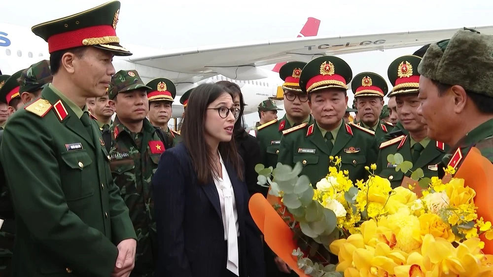 Phó Đại sứ Thổ Nhĩ Kỳ tại Việt Nam Devletsah Yayan trân trọng, ghi nhớ sự giúp đỡ của Quân đội nhân dân Việt Nam và đoàn công tác. Ảnh: VT