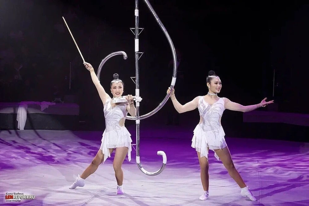 Nữ nghệ sĩ Hồng Thúy và Phạm Hướng qua tiết mục "Đu Son" đã giành Vương miện Vàng Công chúa Xiếc tại Nga. Ảnh: Liên đoàn Xiếc Việt Nam