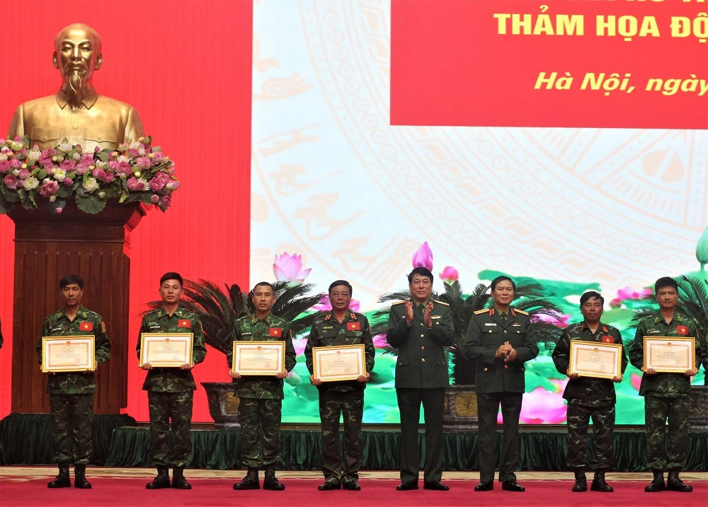 Bộ Quốc phòng trao tặng Bằng khen của Bộ trưởng cho các cá nhân đã có thành tích xuất sắc trong thực hiện nhiệm vụ. Ảnh: VT