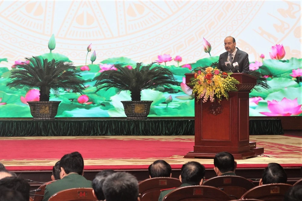 Ông Haldun Tekneci, Đại sứ Đặc mệnh toàn quyền nước Cộng hòa Thổ Nhĩ Kỳ tại Việt Nam bày tỏ sự cảm kích trước hoạt động cứu hộ, cứu nạn của QĐND Việt Nam. Ảnh: VT