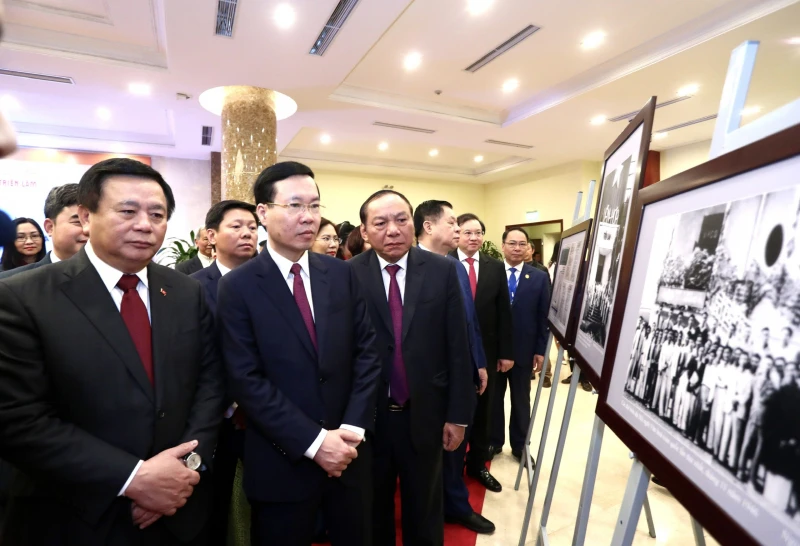 Ủy viên Bộ Chính trị, Thường trực Ban Bí thư Võ Văn Thưởng cùng các đại biểu tham quan triển lãm ảnh trước khi khai mạc hội thảo. Ảnh: VT Ủy viên Bộ Chính trị, Thường trực Ban Bí thư Võ Văn Thưởng cùng các đại biểu tham quan triển lãm ảnh trước khi khai mạc hội thảo. Ảnh: VT