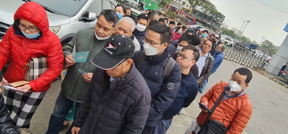 Tuy nhiên không phải ai cũng may mắn đến lượt. Ảnh: HẢI ÂU